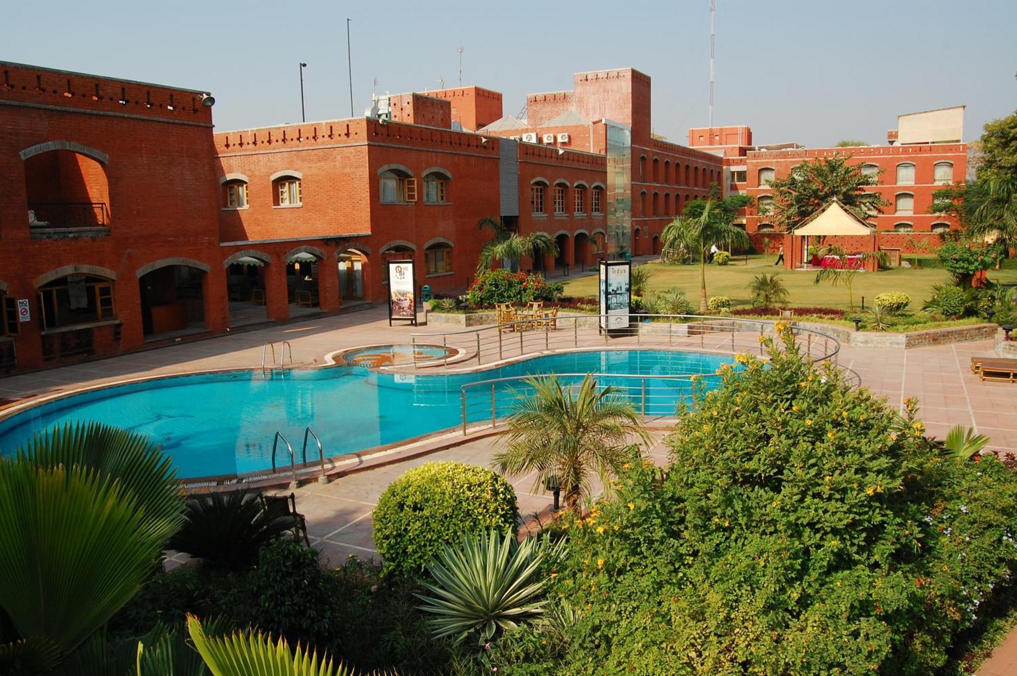 Cambay Sapphire, Gandhinagar Hotel Exterior foto