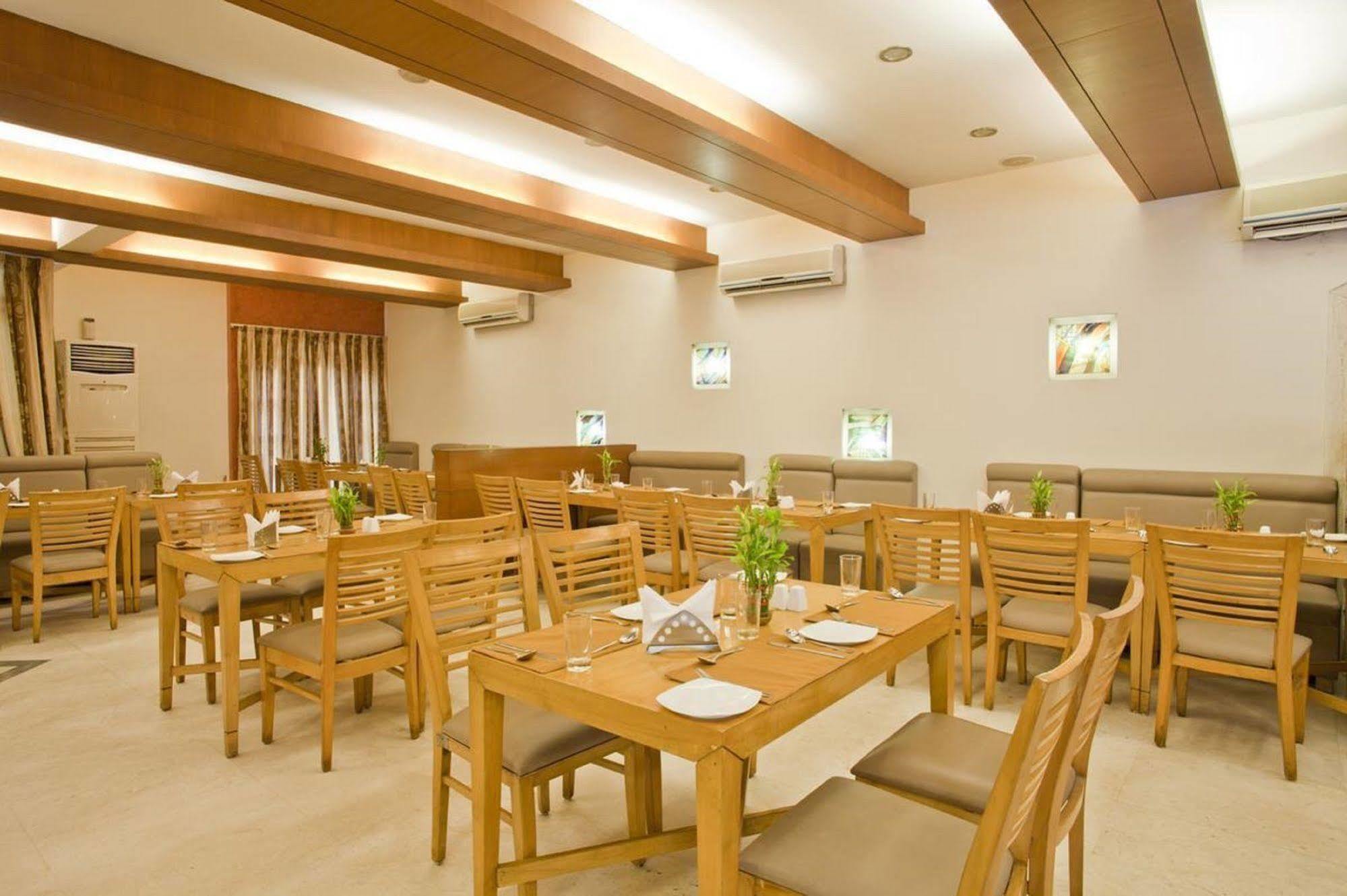 Cambay Sapphire, Gandhinagar Hotel Exterior foto